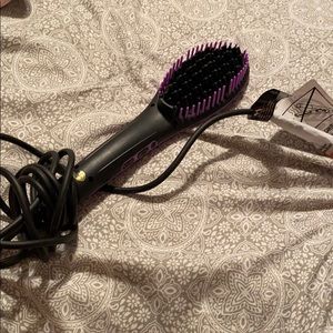 Purple hot straightening brush